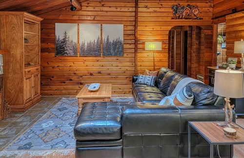 Pinetop Cabin | Blue Spruce Retreat - Luxury Cabin in WMSH w/Hot Tub/Zipline & Outdoor Firepit!