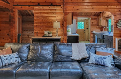 Pinetop Cabin | Blue Spruce Retreat - Luxury Cabin in WMSH w/Hot Tub/Zipline & Outdoor Firepit!