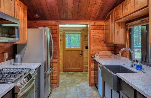 Pinetop Cabin | Blue Spruce Retreat - Luxury Cabin in WMSH w/Hot Tub/Zipline & Outdoor Firepit!