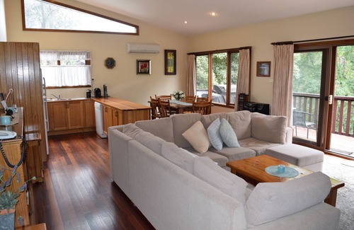 Leura House | Bluebell Cottage set amongst the trees which attract many native birds.