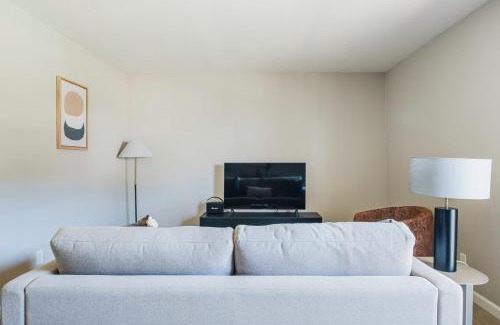 Cherrywood Apartment | Blueground Mueller BBQ Pool AC nr Downtown ATX-278