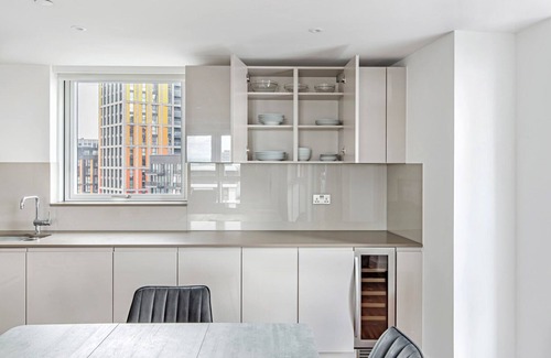 Vauxhall Apartment | Blueground | Nine Elms, balcony, nr Battersea Park