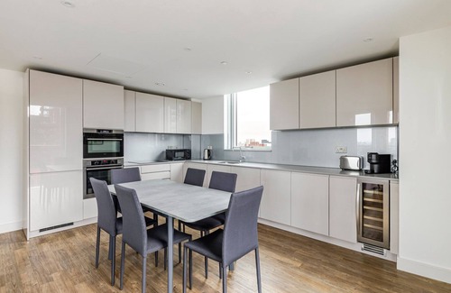 Vauxhall Apartment | Blueground | Nine Elms, balcony, nr Battersea Park