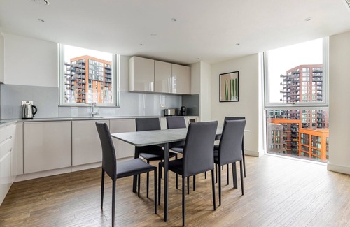 Vauxhall Apartment | Blueground | Nine Elms, balcony, nr Battersea Park