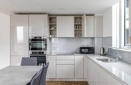 Vauxhall Apartment | Blueground | Nine Elms, balcony, nr Battersea Park