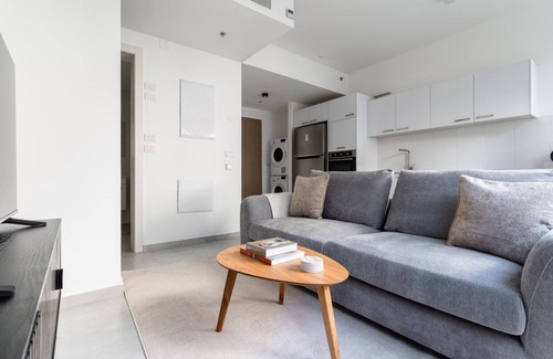 Tel Aviv Apartment | Blueground | Tel Aviv, city view, nr Yarkon Park (TLV-82)