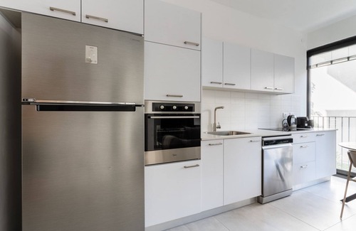 Tel Aviv Apartment | Blueground | Tel Aviv, city view, nr Yarkon Park (TLV-82)