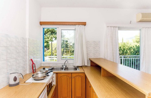 Klismata Apartment | BlueWhite Studio - Mountain Scene by the Pool