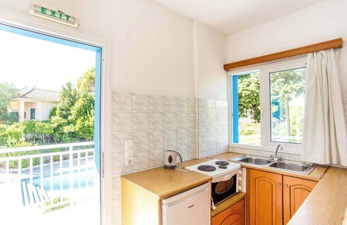 Klismata Apartment | BlueWhite Studio - Mountain Scene by the Pool