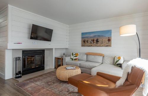 Elkhorn Village Apartment | Bluff Condo 4033
