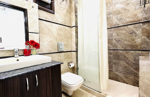 New Delhi Apartment | BluO 2BHK @ Greater Kailash Lift, Balcony, Parking