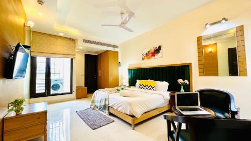 Greater Kailash Apartment | BluO 2BHK - M Block Mkt - Lift , Balcony , Parking