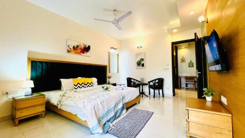 Greater Kailash Apartment | BluO 2BHK - M Block Mkt - Lift , Balcony , Parking