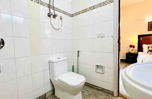 New Delhi Apartment | BluO 2BHK Panchsheel Enclave -Balcony, Parking