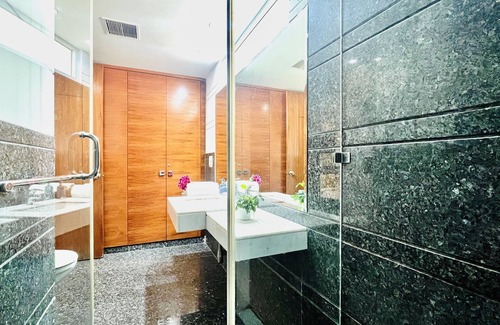 Delhi Apartment | BluO 3BHK M Block Mkt - Lift, Balcony, Parkingn