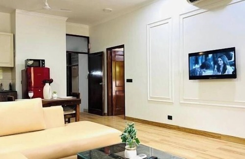 Gurugram Apartment | BluO Awesome 1BHK DLF Galleria Market ,Gym TT