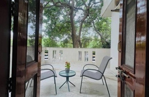 Gurugram Apartment | BluO Awesome 1BHK DLF Galleria Market ,Gym TT