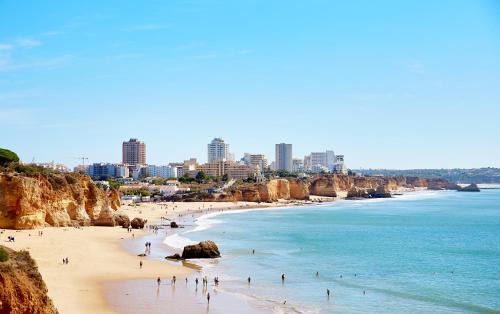 Portimao House | BnB Homes Modern Cozy Townhouse with 2 bedrooms and patio in the Old Town