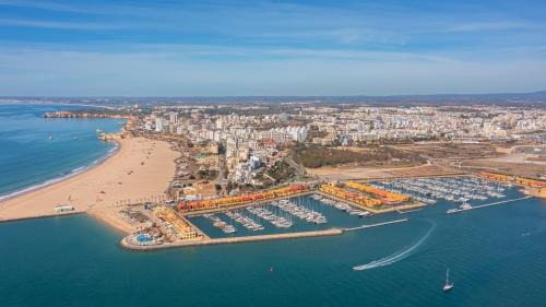 Portimao House | BnB Homes Modern Cozy Townhouse with 2 bedrooms and patio in the Old Town
