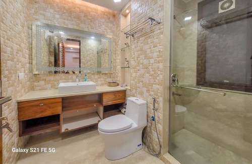 Gurugram Apartment | BnBBuddy- Pratishtha 2 @2bhk, DLF phase1,Gurugram