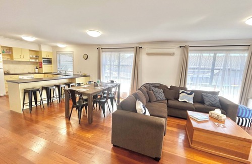 Harrington House | Boat Access with short Walk to River, Pub, Park & fully fenced yard