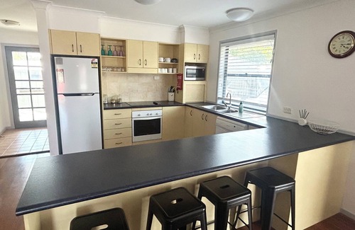 Harrington House | Boat Access with short Walk to River, Pub, Park & fully fenced yard