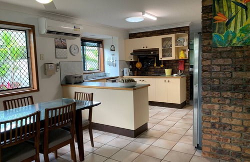 Bongaree House | BOATHOUND BONGAREE On The Canal and Pet Friendly