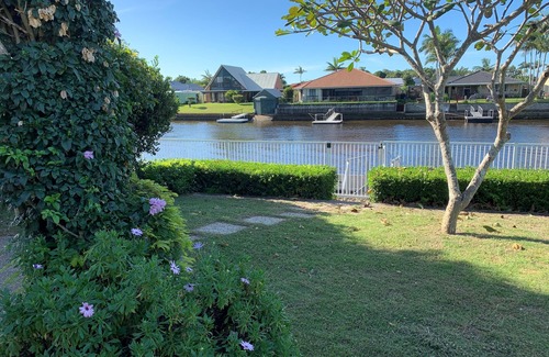 Bongaree House | BOATHOUND BONGAREE On The Canal and Pet Friendly