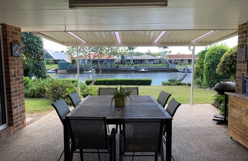 Bongaree House | BOATHOUND BONGAREE On The Canal and Pet Friendly