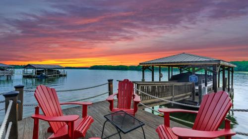 Lake Norman of Catawba House | Boathouse Cove by AvantStay Pool Swim Dock Hot Tub