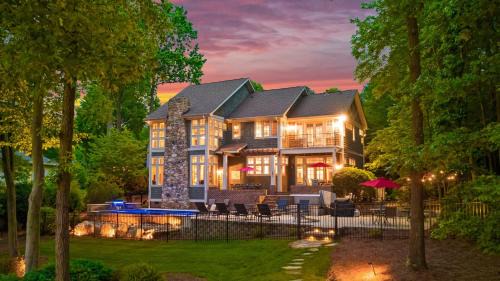 Lake Norman of Catawba House | Boathouse Cove by AvantStay Pool Swim Dock Hot Tub