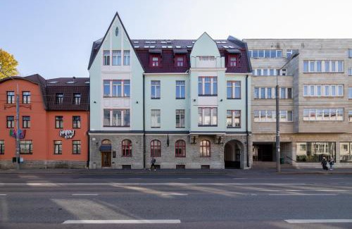 Kadriorg Apartment | Bob W Avangard