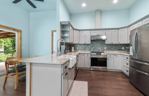 Mirrormont House | Bobcat Ranch- Dog Friendly Acreage in Issaquah's Mirrormont Neighborhood