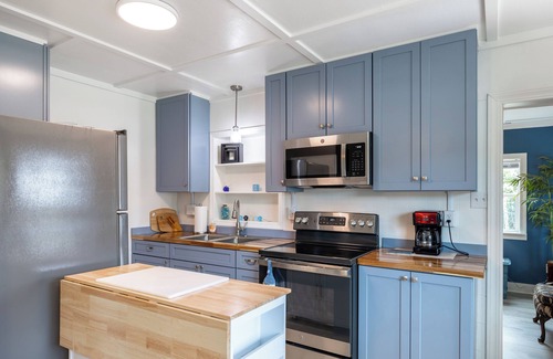 Emerald Isle House | Bogue Bungalow: Oceanside Duplex, downtown Emerald Isle!
