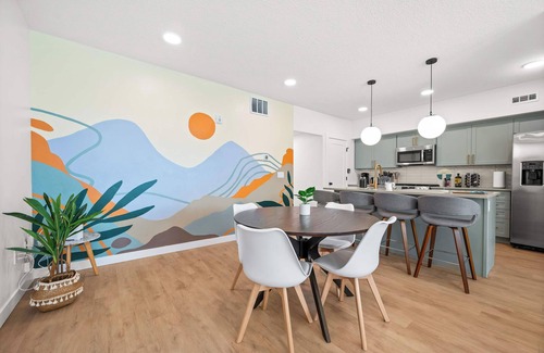 People's Freeway House | Boho 2BR Townhome King 2-Car Garage SLC