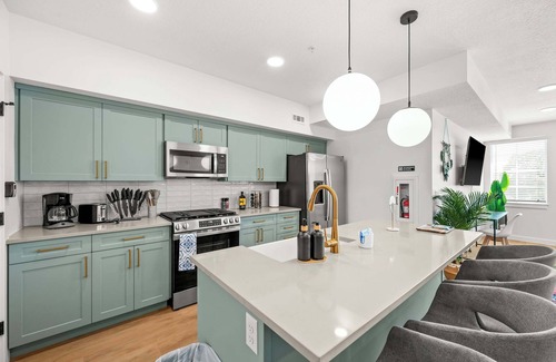 People's Freeway House | Boho 2BR Townhome King 2-Car Garage SLC