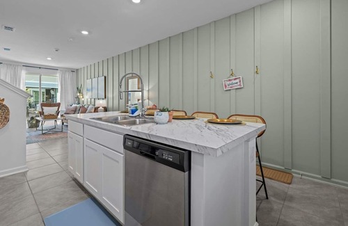 Baymeadows House | Boho Breeze | Centrally located home in Jacksonville with resort amenities