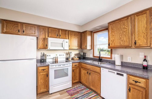 Homerville Apartment | Boho Bungalow- bright, 2-bed condo/outdoor space