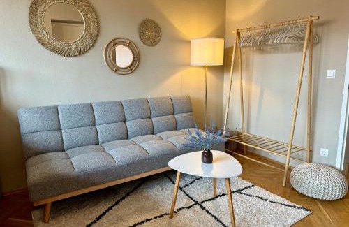 Graz City Centre Apartment | Boho Design Studio - Historic City Center with Free Parking & AirCon by HERO HOMES