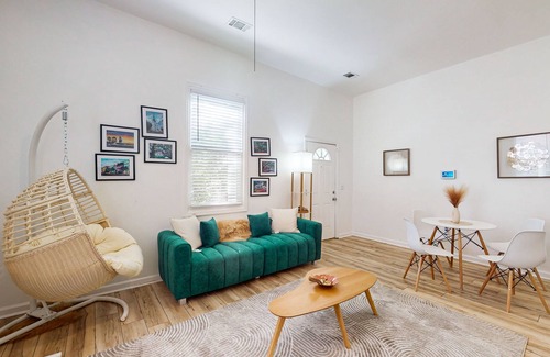 Thunderbolt House | Boho duplex in a great location with smart TVs, well-equipped kitchen, W/D, & AC
