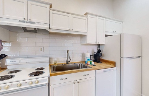 Thunderbolt House | Boho duplex in a great location with smart TVs, well-equipped kitchen, W/D, & AC