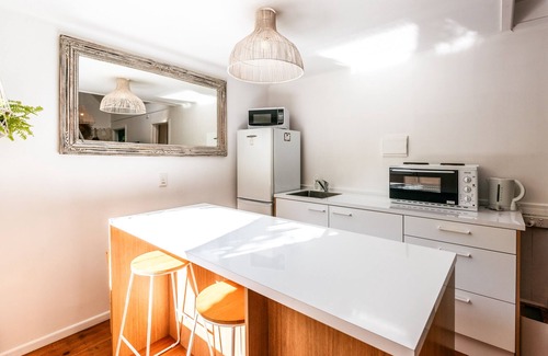 Palm Beach Apartment | Boho Hill Studio private & stylish 300m to beach