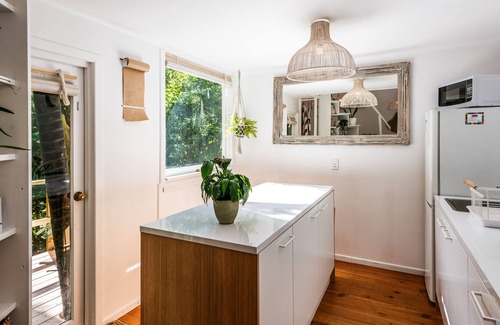 Palm Beach Apartment | Boho Hill Studio private & stylish 300m to beach