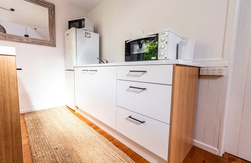 Palm Beach Apartment | Boho Hill Studio private & stylish 300m to beach