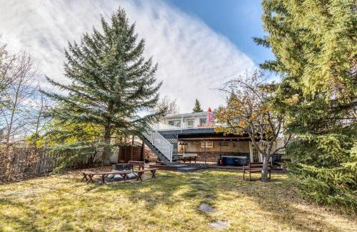 Northwest Calgary House | Boho Retreat w/King Bed on Bow River Pathway