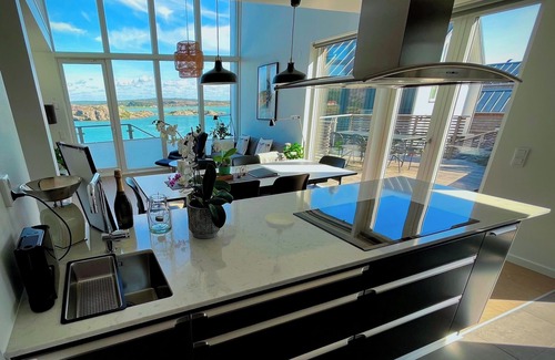 Karna House | Bohuslän Sea Lodge-Modern house for 6 by the sea with a boathouse in the marina