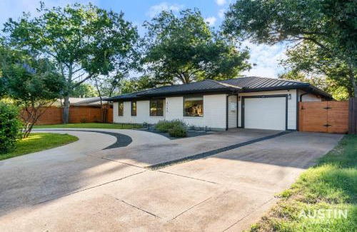 Westgate House | Bold MidMod 4BR 3BA Near SoCo w Private Pet-Friendly Yard and EV by Austin Vacay