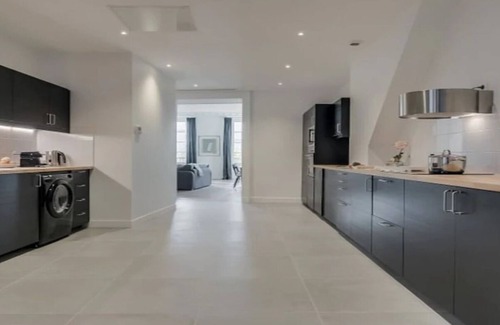 Strasbourg -Saint-Denis Apartment | Bonne Nouvelle Beauty | 200m² of Parisian Elegance Near Opéra
