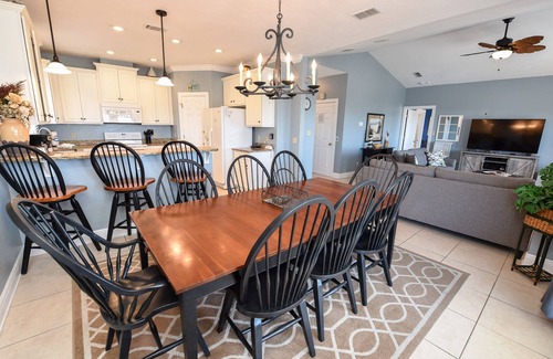East End House | Book a Fall Week, Save 15%! 5 Palms | Pool & Just a Block from the Beach