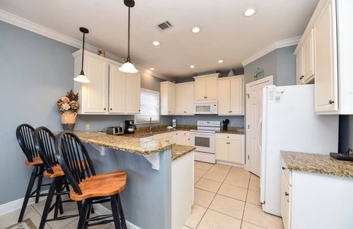 East End House | Book a Fall Week, Save 15%! 5 Palms | Pool & Just a Block from the Beach